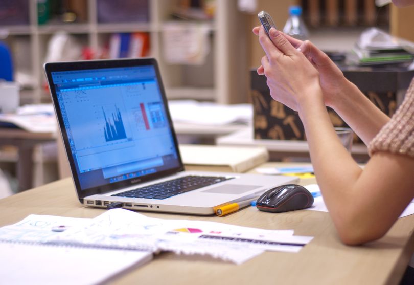 Qué son las habilidades blandas - equipo trabajando en comunicación efectiva